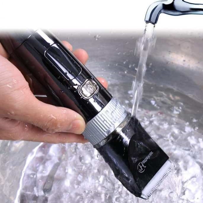 clean hair clippers in water