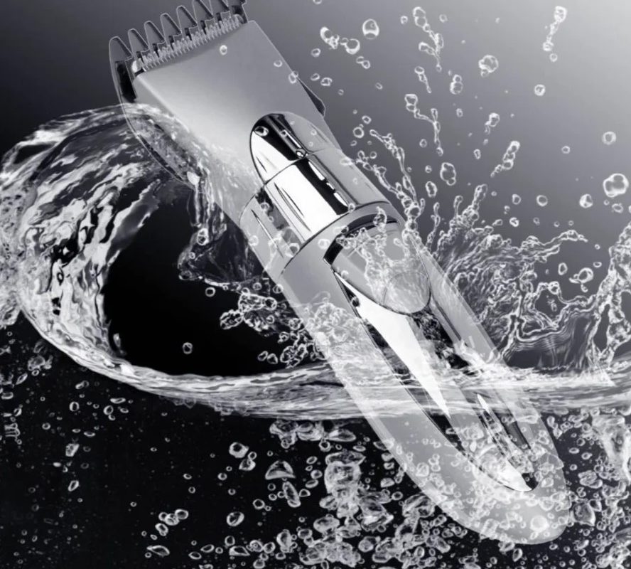 clean hair clippers in water